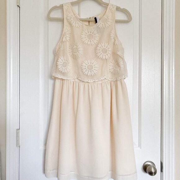 Kensie Mini Dress Womens Size Medium Mesh Overlay Cream Embroidered Lacey Flower - Picture 2 of 13